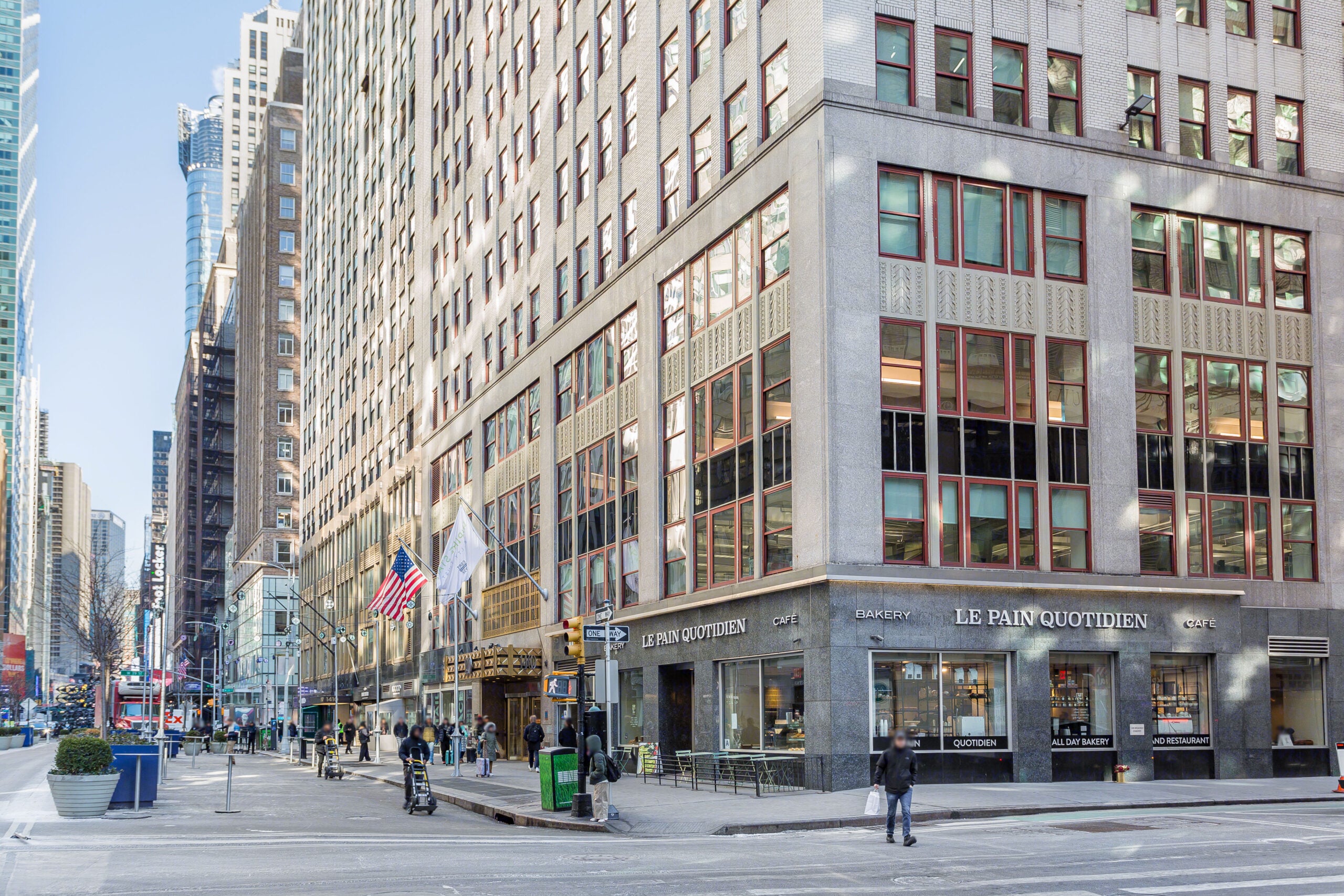 Lease retail space at 1400 Broadway