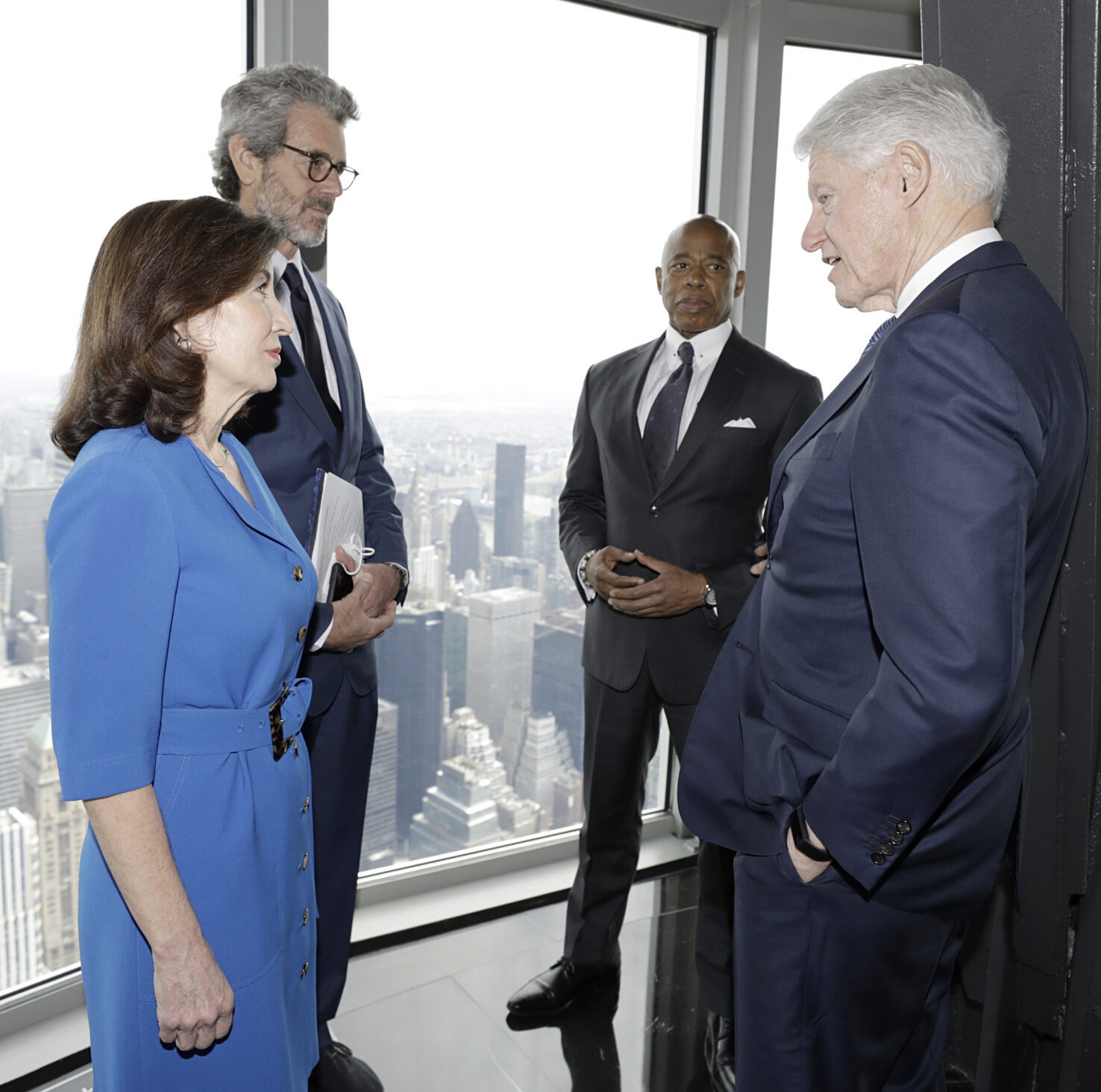 Tony Malkin, Bill Clinton, Eric Adams and Kathy Hochul talking together